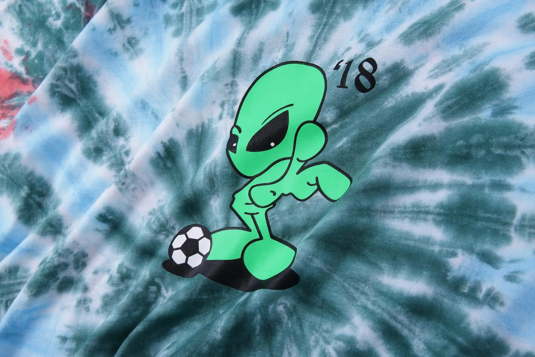 เสื้อยืดแขนสั้นลายมัดย้อม Alien Football สำหรับผู้ชายและผู้หญิง - Image 4